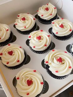 Капкейки с сердечками Valentine Day Cake, Valentine's Cupcakes, Beautiful Desserts, Cake Ideas, Frosting, Make Your, Cake, Red, Instagram