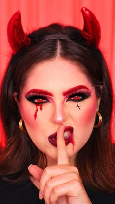 Maquiagem diabinha Simple Devil Makeup Halloween, Devil Halloween Costume Makeup, Makeup Diabla, Dark Devil Costume, Devil Make Up, Devil Makeup Look, Halloween Devil Makeup, Devil Makeup Halloween, Scary Halloween Makeup Ideas