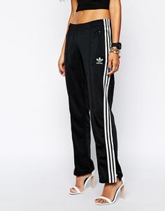 Pants Women Outfit, Adidas Leggings Outfit, Outfit Estate, Chic Athleisure Outfits, Adidas Sweat, Adidas Outfit Shoes, Sweatpants Outfits, Classic Adidas, Track Pants Women