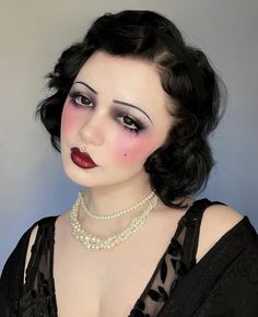 1929s Makeup, Speakeasy Makeup, 1920 Makeup Look, Vintage Makeup Hooded Eyes, Goth Formal Makeup, 20s Lips, 20s Eye Makeup, Gatsby Party Makeup, 1920s Eyeshadow