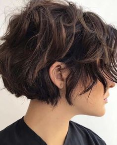 Textured Angled Bob Short, Pelo Bob Ondulado, Shaggy Bob, Bob Seger, Short Hairstyles For Thick Hair, Short Wavy Hair, Short Bob Haircuts, Short Haircut, Short Hair Haircuts