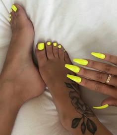 livdhadon🤩’ want to see more posts like this? then follow @allaboutlivy💋 Acrylic Nails Natural, Acrylic Toe Nails, Toe Nail Color, Pretty Toe Nails, Cute Toe Nails, Pedicure Designs, Dip Nails