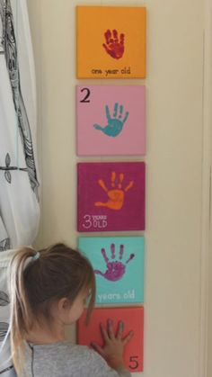 Uppfostra Barn, Idee Babyshower, Baby Art Projects, Hand Prints, Birthday Crafts, Handprint Art, Baby Diy, Baby Memories, Baby Bedroom