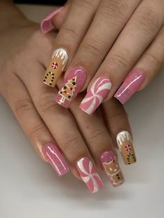 Thanksgiving Nails Hello Kitty, Gingerbread Hello Kitty Nails, Christmas Nails Pink Gingerbread, Pink Gingerbread Nails Acrylic, Pink Christmas Nails Gingerbread, Christmas Nails Gingerbread Man Pink, Cute Gingerbread Nails, Ginger Bread Nail Art, Gingerbread Almond Nails