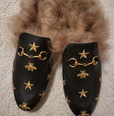 Gucci Bee With Fur Princeton Slide.No Box Or Dust Bag... Gucci Bee, Shoes Gucci, Gucci Black, Gucci Shoes, Flat Shoes Women, Loafer Flats, Dust Bag, Bee, Loafers