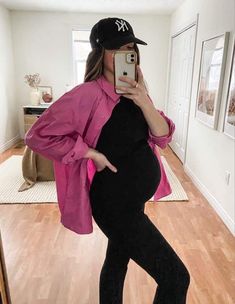 Cool Pregnant Mom Outfits, Shirt Pregnant Outfit, Style Bump Outfit Ideas, Maternity Pink Dress, Pregnancy Valentines Outfits, Pregnant Pants Outfit, Nyc Maternity Style, Maternity Shirt Outfit