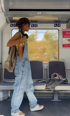 Check more at https://beautyfashionideas.com/heels/3944/ Overalls Casual, Ethno Style, Summer Outfits Aesthetic, Overalls Outfit, Jumpsuit Outfit, Looks Street Style, Mode Inspo, Denim Overalls, Summer Fits