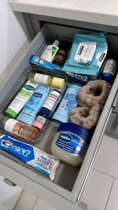 Clean Hygiene Aesthetic, Feminine Hygiene Organization Ideas, Personal Hygiene Storage, Feminine Hygiene Bathroom Basket, Hygiene Collection Organization, Oil Skin Care, Clean Body, Dermatologist Recommended