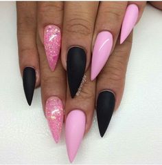 Black and pink Pink Black Nails, Halloweenský Makeup, Black Stiletto Nails, Stiletto Nail Art, Her Nails, Super Nails, Black Nail, Ideas Nails