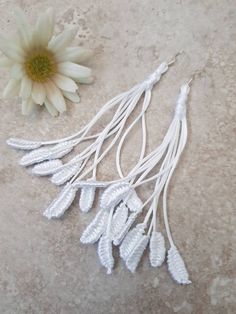 Simple but gorgeous! These stunning white Boho style earrings are so lightweight and comfortable you won't know you are wearing them. An eye catching and unusual design just perfect for a beautiful boho bride.  Earrings as unique as you are. Hand knotted with silky soft 1mm rattail cord on stamped 925 sterling silver wires. Approx 12cm total length Also available in other colours. See other listings. https://www.silkandrainbows.etsy.com  *I try to represent the colours as accurately as possible White Statement Earrings, Boho Wedding Jewelry, Boho Wedding Earrings, Boho Style Earrings, Macrame Patterns Tutorials, Wedding Boho, Festival Jewelry, Rainbow Earrings, Pretty Bracelets