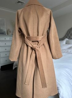 How to // Ways to Tie a Trench or Wool Coat Belt Trench Coat Tied In Back, Tie Trench Coat Belt In Back, Tie Belt Coat Outfit, How To Tie Trench Coat Belt Back, How To Tie A Trench Coat Belt