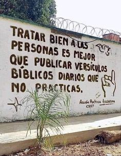 a sign on the side of a building that says, tratar bien atlas personas es flor que publicar vesicos no pracios