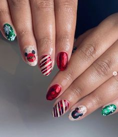 40+ Fun and Festive Disney Christmas Nails Design Ideas Disney Simple Nail Designs, Disney Christmas Short Nails, Disney Nails Christmas, Mickey Christmas Nails, Mickey Mouse Christmas Nails, Disney Christmas Nails Design, Christmas Disney Nails, Disney Themed Nails