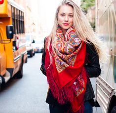 Russian Aesthetic, Slavic Culture, Pretty Scarves, Scarf Style, Capsule Outfits, Russian Fashion, How To Wear Scarves, Blanket Scarf, Soft Natural