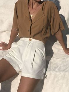 No momento, só dá para usar camisa de manga curta com um casaco. Afinal, está frio. Porém, é uma ótima opção para quando esquentar. No exterior, por exemplo, mulheres estilosas têm usado bastante. Vintage Summer Outfits, White Outfits For Women, Outfits 90s, Blogger Outfits, High Street Fashion, Spring Look, Mode Inspo, Boho Stil, Looks Style