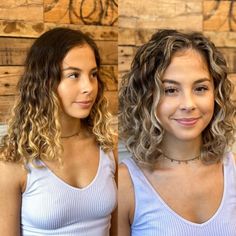 Collarbone Curly Bob with Thin Highlights Pelo Ondulado Natural, Pelo Bob Ondulado, Bob Riccio, Curly Angled Bobs, Blonde Curly Bob, Curly Lob, Amazing Hairstyles