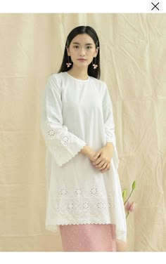 Raya Design Baju Kurung, White Baju Kurung, Raya Outfit, Raya 2022, Muslim Girl Outfits, Dress Muslim Modern, Minimal Wedding Dress, Bride Dress Simple