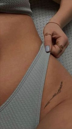 Small Hip Tattoos Women, Tattoos Hip, Small Thigh Tattoos, Side Hip Tattoos, Rib Tattoos For Women, Muster Tattoos