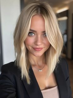 30 Medium-Length Straight Haircuts That You’ll Love to Try Right Now Medium Length Haircut Straight Blonde, Straight Blonde Hair Mid Length, Women’s Medium Length Blonde Hair, Blonde Medium Length Haircut, Mid Length Straight Hair, Platinum Blonde Bobs, Brunette Hair Cuts, Medium Length Bobs, Straight Across Bangs