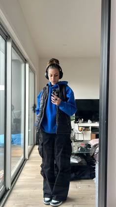 Outfits For Winter Streetwear, Street Style School Outfits, Winter Street Wear 2023, Black Gilet Outfit Women Winter, Cute Streetwear Outfits Winter, Winter Fits Streetwear Nyc, Outfits With Blue Hoodie, Outfit Inspo School Winter, Hoodie With Jacket Outfit