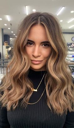 Best Hair Colours To Look Younger : Brunette with blonde look Amazing Hair Color, Brown Hair Inspo, Bronde Hair, Ombre Hair Blonde, Hair Color Light Brown, Brunette Balayage Hair, Brown Hair Balayage, Light Hair Color