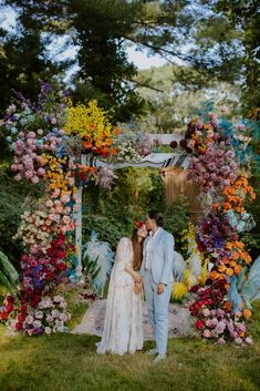 a couple standing under an arch covered in flowers and plants with the caption explora greenweddings seguir