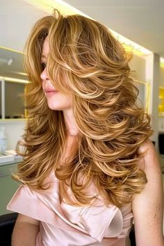 Golden blonde hair in a feathered style, tailored to complement skin tones. Golden Blonde Hair Color Ideas, Natural Golden Blonde, Golden Blonde Hair Color, Blonde Hair Ideas, Red Balayage, Golden Blonde Hair, Caramel Blonde, Blonde Hair Color Ideas, Black Hair With Highlights