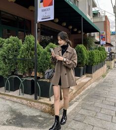 Seoul Autumn Outfit, Boots Outfit Korean Style, Korea Spring Fashion, Museum Fits, Spring Outfits Japan, Paris Trip Outfits, Ootd Boots, October Outfits