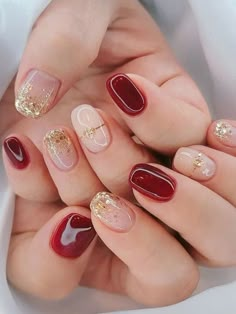 Korean gold glitter ombre nails Burgundy Gold Nail Ideas, Nail Merah, Red Gold Nail Art, Red Color Nail Designs, Nail Art Simple Elegant Classy Maroon, Nail Art Korean Style Trends, Red Inspired Nails, Nail Art Maroon Simple, Nail Art Red And Gold