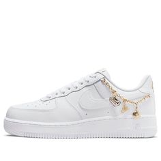 The Nike Wmns Air Force 1 '07 LX 'Lucky Charms' is engineered to provide a sophisticated and luxurious look. The upper is crafted from smooth white leather with matching overlays and iconic Swooshes for classic branding. For an additional touch of class, the collar feature a gold metallic chain adorned with Nike charms. And, at the heel you'll find matching gold Nike Air embroidery – the traditional finishing touch for this must-have shoe. With its timeless design, you’re sure to stay stylish in these shoes for season after season. (AF1/SNKR/Skate/Light/Low Top/Women's/Wear-resistant) Cute Jordans, Nike Shoes Women Fashion, Gold Nike, Shoes Charms, Classic Branding, Nike Shoes Girls, Nike Gold, Cute Nike Shoes, Nike Air Force 1 07