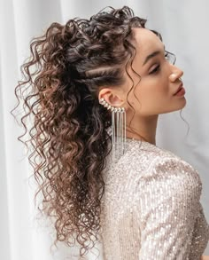 Naturally Curly Hairstyles For Wedding, Curly Braided Updo, Naturally Curly Wedding Hair, Classic Wedding Hair, Bridal Hair Buns, Long Hair With Bangs