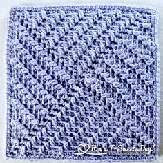 a blue crocheted dishcloth on a white surface with the words, how to knit