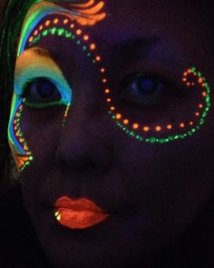 uv neon day glow face painting...i NEED this!i love LUMO! Glow Face Paint Ideas, Glow In The Dark Makeup, Glow Run, Face Paint Ideas