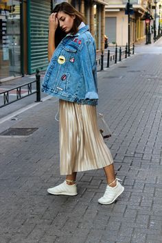 Skirt With Denim Shirt, Pleated Midi Skirt Outfit, Sporty Fashion, Metallic Pleated Skirt, Midi Skirt Outfit, Pop Out, Pleated Midi Skirt, Fashion Girl, Sporty Style