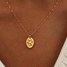 DOG PAW OVAL NECKLACE- NOSE PRINT NECKLACE- PET LOVERS GIFT D E T A I L S *MATERIAL: Sterling Silver 925 *COLOR: Sterling Silver, 18k Gold Plated, Rose Gold Plated *FINISH: Polished *LENGTH: Select from drop down menu. * Chain style: cable chain, box chain, ball chain and curb chain. * Diameter: 15mm x 11mm This necklace can be personalized with a dog paw print/ nose paw print/dog ear print *Maximum fingerprint: 1 paw print/nose print/ dog ear on one side. *Engraving Color: Colorless (default) o Dog Nose Print Necklace, Dog Nose Print, Dog Memorial Jewelry, Stamped Necklaces, Pet Memorial Jewelry, Dog Nose, Oval Necklace, Dog Necklace, Dog Paw Print