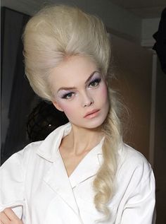 18th century inspired makeup 1950 Hairstyle, Marie Antoinette Hair, Beehive Hairstyles, Beehive Hair, Wedding Braids, Barefoot Blonde, Celebrity Hair Stylist, Vintage Hair, Marie Antoinette