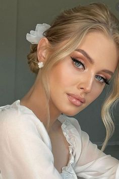 Winged Eyeliner Natural Makeup, Bridal Makeup Blue Green Eyes, Wedding Makeup Green Eyes Blonde Hair, Wedding Day Makeup For Bride Blue Eyes Blonde Hair, Makeup Blonde Hair Green Eyes, Taylor Swift Makeup Looks, Wedding Makeup Blonde, Bridesmaid Things, Wedding Makeup For Blue Eyes