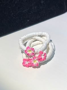 White Beaded Bracelet, Clay Bead Bracelets, Preppy Bracelets, Preppy Jewelry, Hawaiian Flower, Bracelet Inspo, Clay Bracelet, Bead Charms Diy, Diy Bracelet Designs