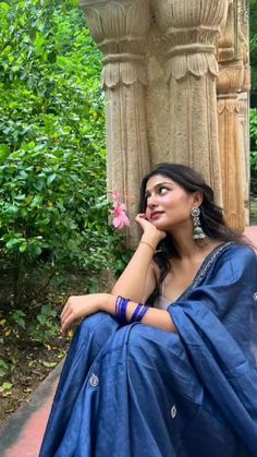 Indian Clothes Poses, Aesthetic Sari Poses, Photo Shoot Ideas In Saree, Saree Post Ideas, Photo Poses For Traditional Wear, Poses For Women In Traditional Dress, Poses For Pictures Traditional, Posing Ideas For Women Outdoor, Single Saree Poses