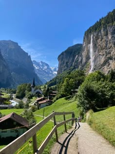 Lauterbrunnen, Svizzera, switzerland Homes In Switzerland, Travel Aesthetic Japan, Switzerland In October, Switzerland October, Summer Outfit Travel, Switzerland Elopement, Winter Places