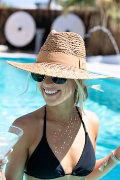 Beach Hat Trends 2023, Women’s Beach Style, Beach Hats 2023, Posing With Sunglasses, Women’s Straw Hat, Summer Hats For Women 2024, Straw Hat Outfit Summer, Beach Hat Outfit, Summer Hat Outfits