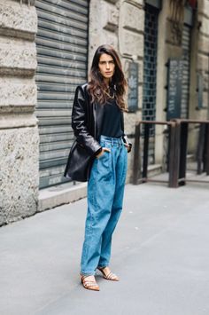 Women Pleated Jeans Outfits - 15 Ways to Wear Pleated Jeans Blazer Cuir, 2020 Street Style, Black Leather Blazer, London Fashion Weeks, Black Wardrobe, Office Look, Jeans Mom