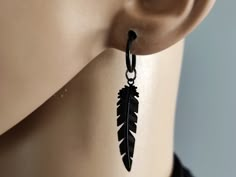 Gay Jewelry, Black Earring, Cute Piercings, Guys Clothing Styles, Le Crochet, Feather Charms, Funky Jewelry, Black Feathers, Mens Accessories Jewelry