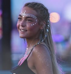 Festival Face Glitter Ideas, Music Festival Face Paint, Maquillage Festival Coachella, Music Festival Makeup Ideas, Ibiza Makeup, Boom Makeup, Coldplay Concert Outfit, Mode Coachella