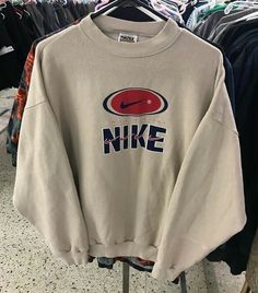 Old Nike, Nike Clothes, Vintage Nike Sweatshirt, Sport Clothes, Looks Pinterest, Nike Sweatshirt, Sweatshirt Outfit, Nike Sweatshirts, Vintage Hoodies