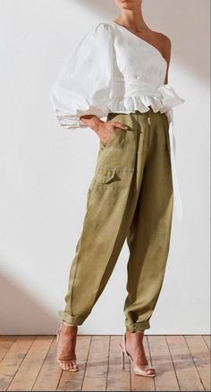 Safari Look, Paperbag Hose, Celana Fashion, Shona Joy, Green Pants, Looks Chic, Business Attire, Mode Inspiration, Look Fashion