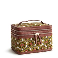 Whether you're traveling or simply need a stylish and functional way to organize your beauty essentials at home, this case offers the perfect solution. Modern Makeup, Gifts For Moms, Backpack Lunch Bag, Duffel Bag Backpack, Belt Purse, Makeup Box, List Ideas, Stocking Stuffer Gifts, Toiletry Bag Travel