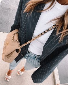 Pinstripe Blazer Outfit Woman, Black Pinstripe Blazer Outfit, Navy Pinstripe Blazer Outfit Women, Pinstripe Blazer Outfit, Street Style Leather Jacket, Black Blazer Casual, Striped Blazer Outfit, Camel Blazer Outfit, Navy Blazer Outfits