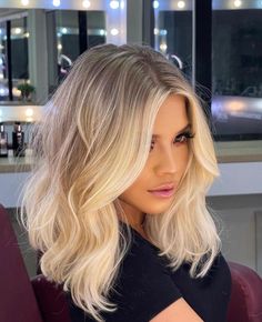 Short Super Blonde Hair, Blonde Hair With Root Stretch, Light Blonde Hairstyles, Balayage Blonde Medium Hair, Blonde At Front Of Hair, Blonde Hair Root Stretch, Baylage Blonde Shadow Root, Lived In Blonde Balayage Short, Blond Hair Trends 2023