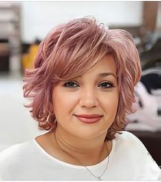 Spring Haircut Guide for Plus-Size Women: From Pixie Cuts to Medium Shags Women With Round Faces, Messy Bob Haircut, Layered Haircuts For Medium Hair, Messy Short Hair, Constructive Criticism, Haircuts For Medium Hair, Penteado Cabelo Curto, Round Faces